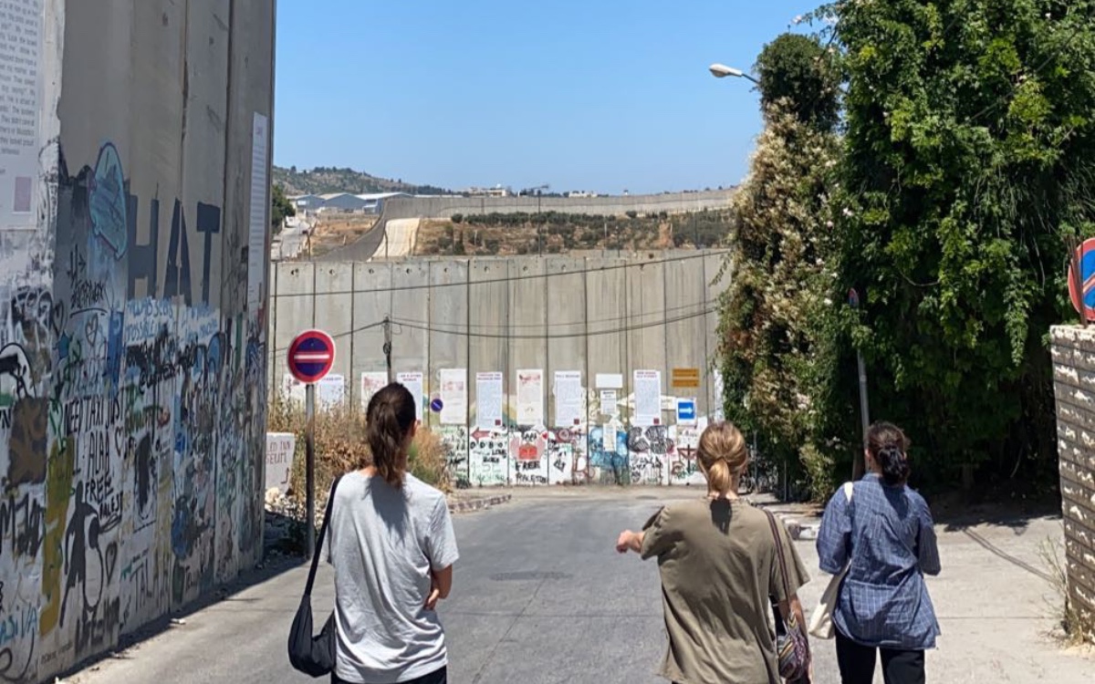 Der Weg von Bethlehem nach Jerusalem: Entlang der Mauer und durch den Checkpoint (Foto: EMS/Feick)