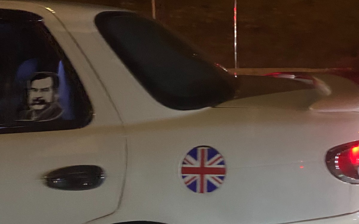 Dieser Autofahrer scheint zwischen der britischen Flagge und dem Antlitz Saddam Husseins keinen Konflikt zu sehen (Foto: EMS/Schnaittacher)