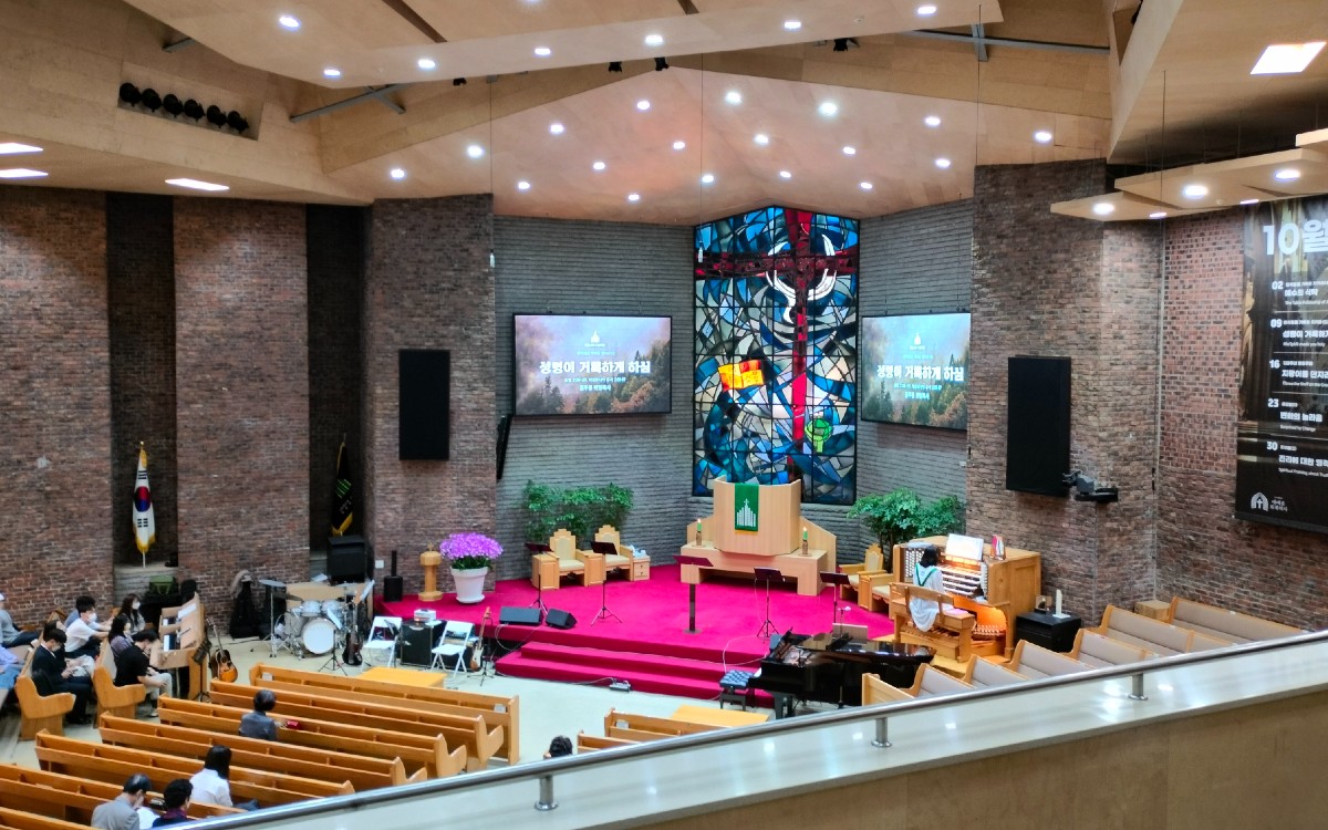 Das ist der Gottesdienstraum der 영동교회 (Yeongdong-Kirche), bei der ich die ersten zwei Wochen den Gottesdienst besucht habe. (Foto: EMS/Zobel)