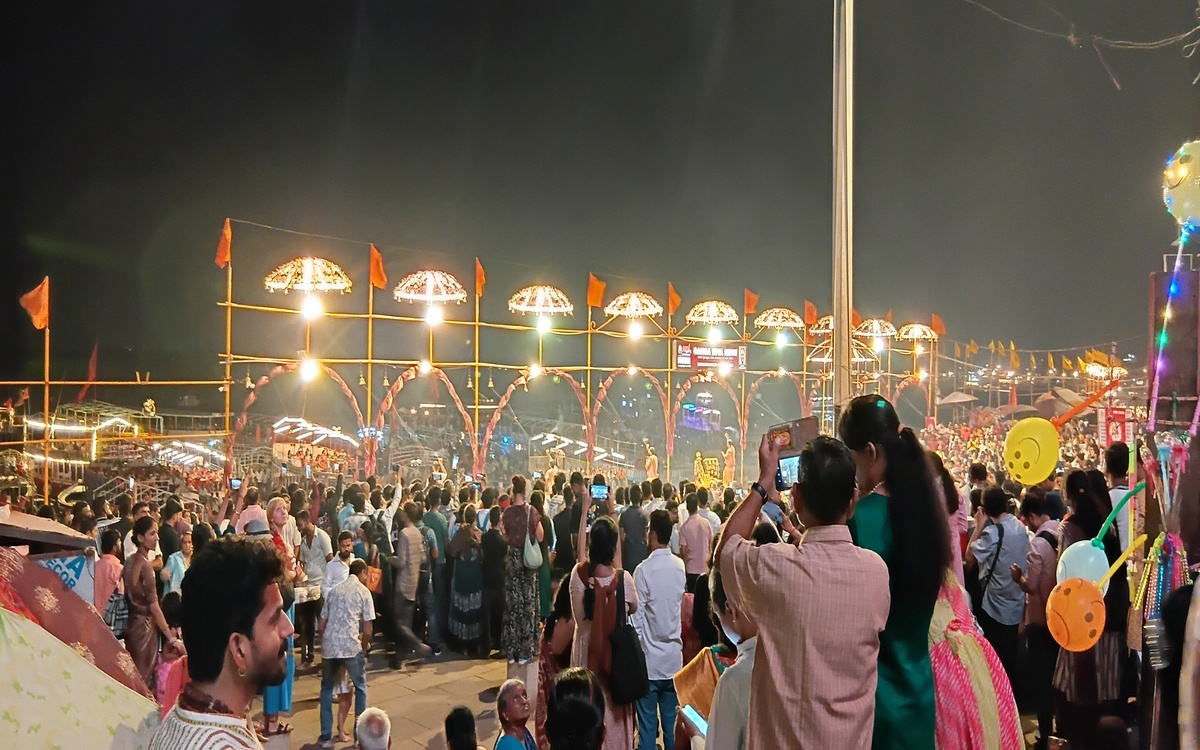 Blick auf das "Ganga Aarti", das Lichtritual, das jeden Abend am Ganges stattfindet, und die Pilger, die daran teilnehmen. (Foto: EMS/Jooß)