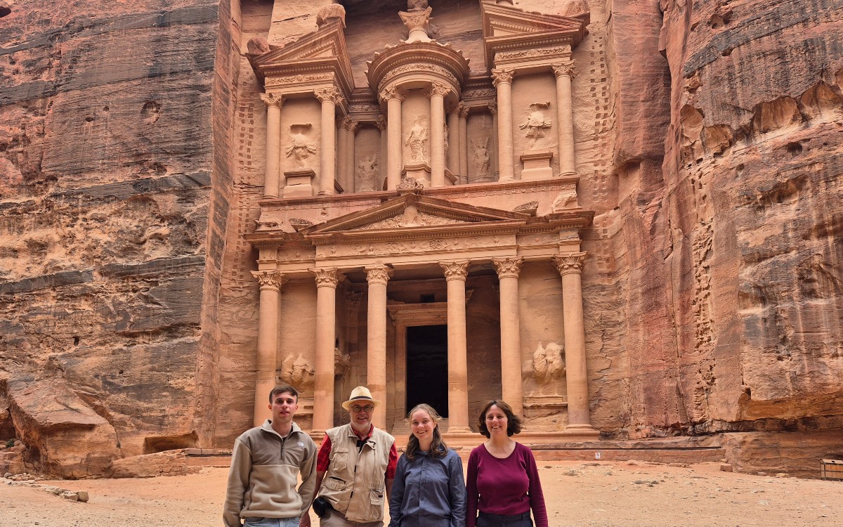 Mit meiner Familie vor dem "Schatzhaus des Pharaos" in Petra (EMS/Taut) Mit meiner Familie vor dem "Schatzhaus des Pharaos" in Petra (EMS/Taut)