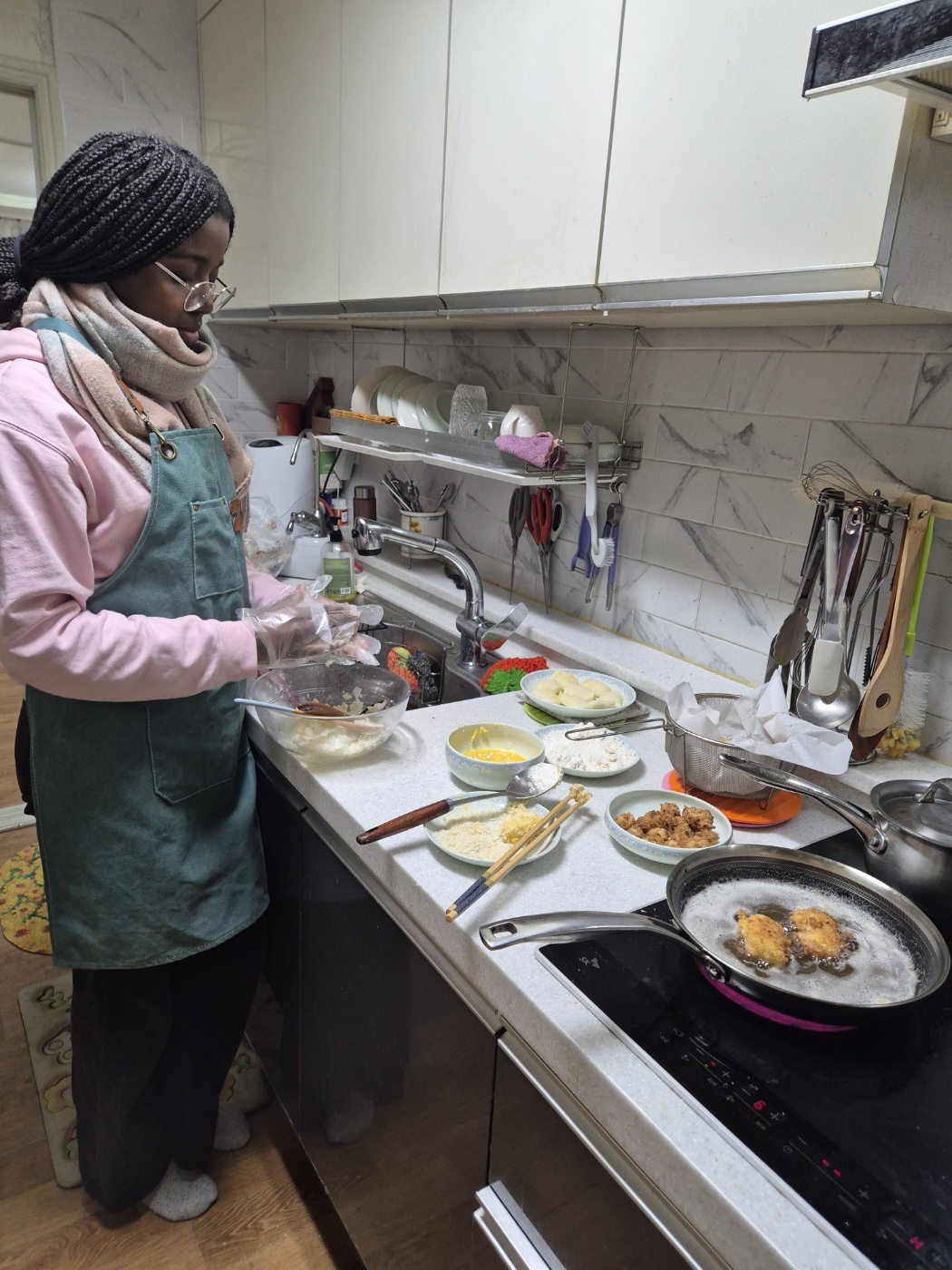 Kochen mit der Gastfamilie (Foto:EMS/Plum)
