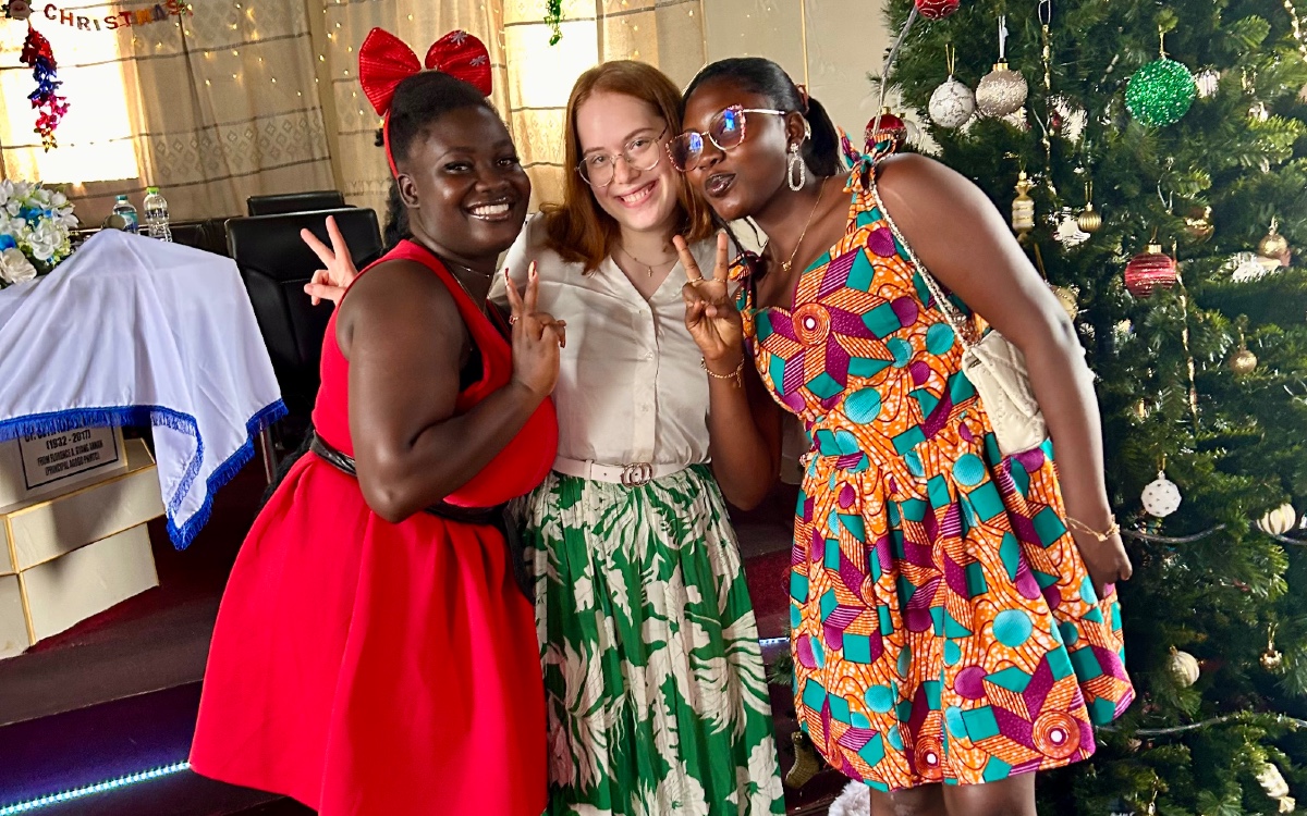 Doreen, Erika und ich vorm Tannenbaum in der Kirche (EMS/ Anokye)