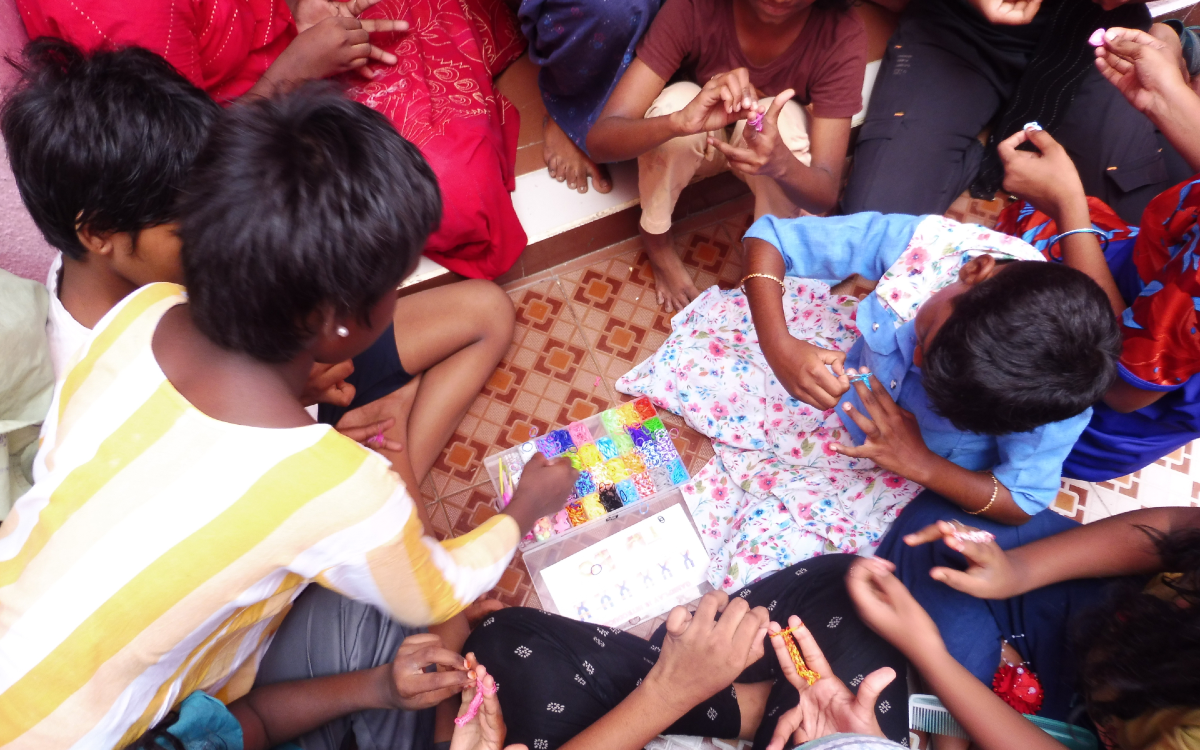 Die Mädchen im Hostel basteln Armbänder (Foto: EMS/Baer) Die Mädchen im Hostel basteln Armbänder (Foto: EMS/Baer)
