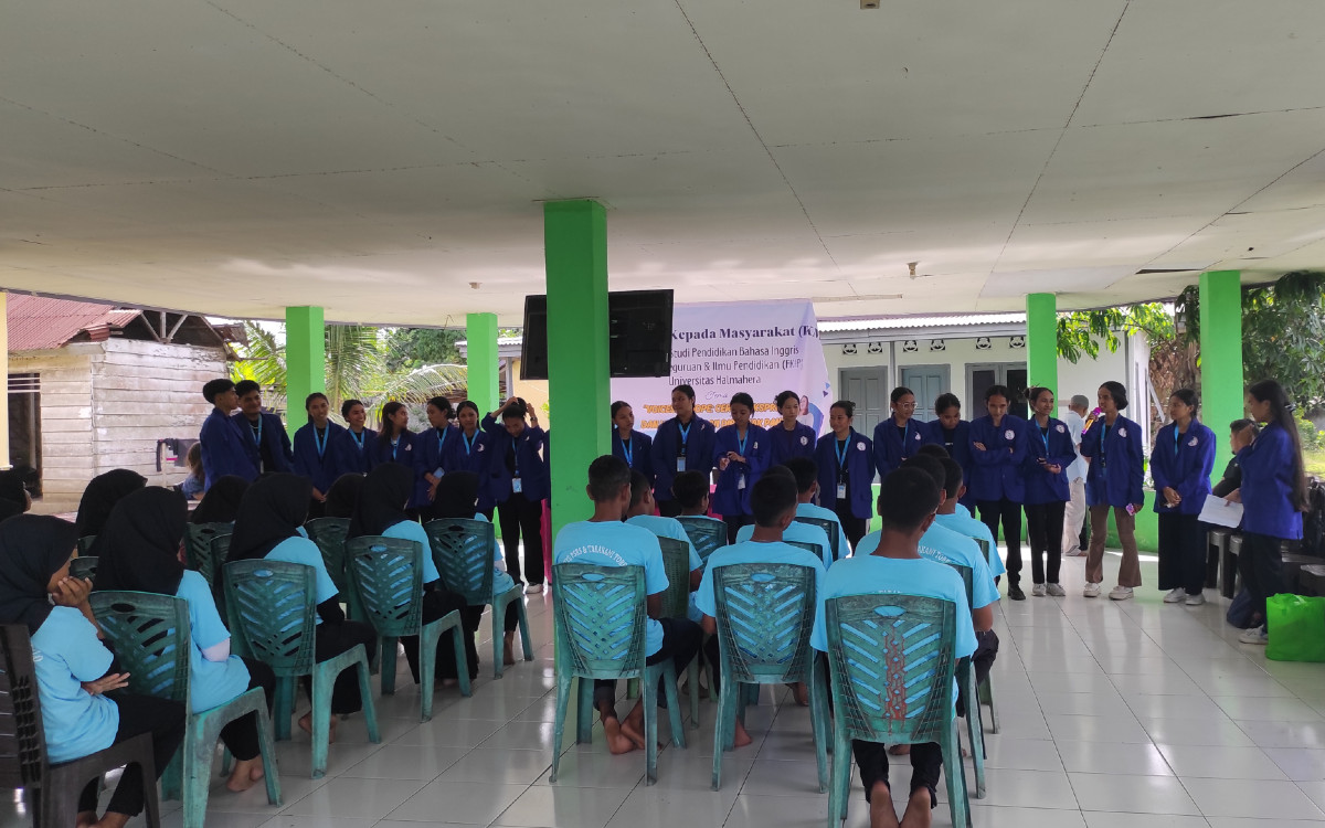 Das Kinderheim in Galela, Studierende präsentieren die englische Sprache. (Foto: EMS/Lang) Das Kinderheim in Galela, Studierende präsentieren die englische Sprache. (Foto: EMS/Lang)