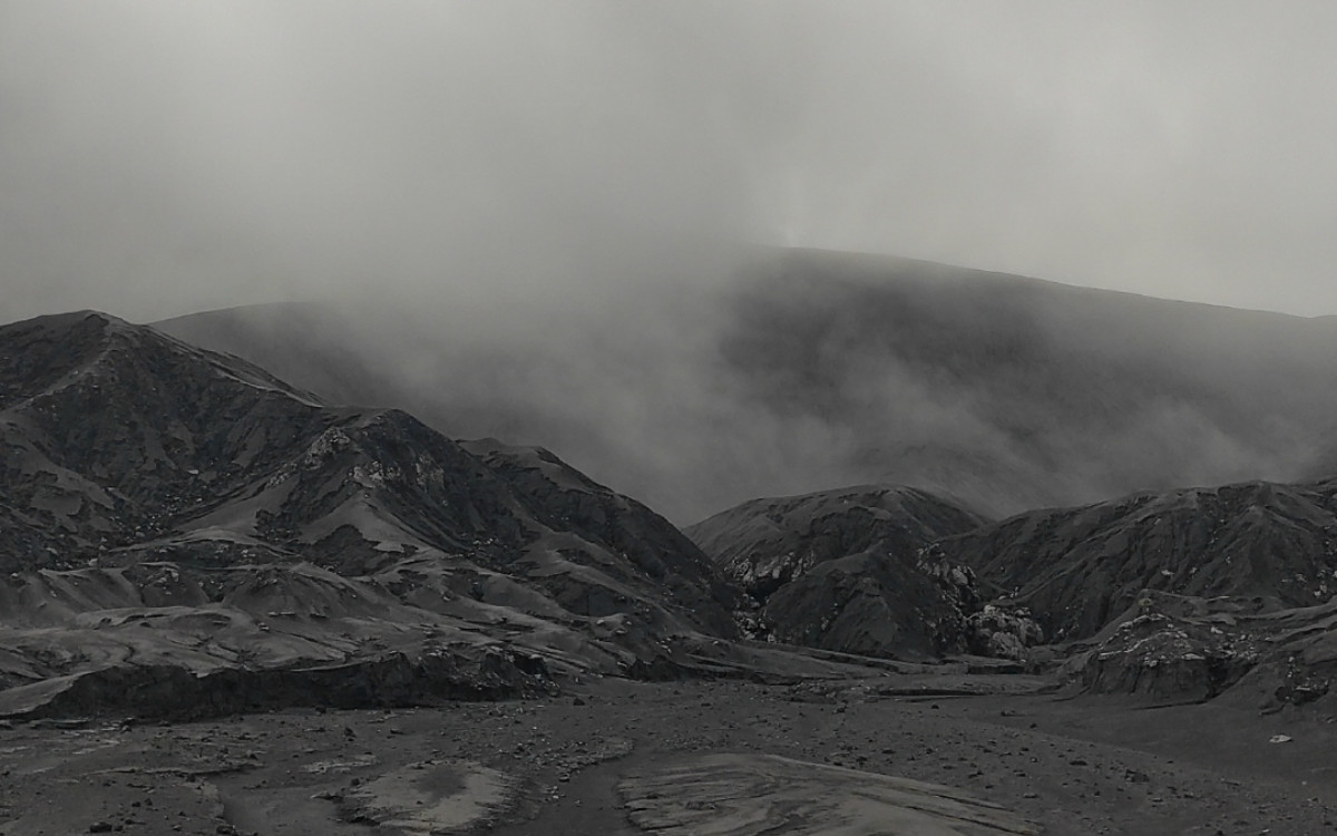 Der Dukono aus der Nähe in Nebel und Asche gehüllt. (Foto: EMS/Lang) Der Dukono aus der Nähe in Nebel und Asche gehüllt. (Foto: EMS/Lang)