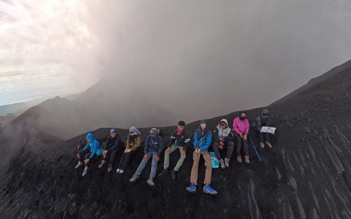 Unsere Gruppe am Vulkankrater des Dukono. (Foto: EMS/Lang) Unsere Gruppe am Vulkankrater des Dukono. (Foto: EMS/Lang)