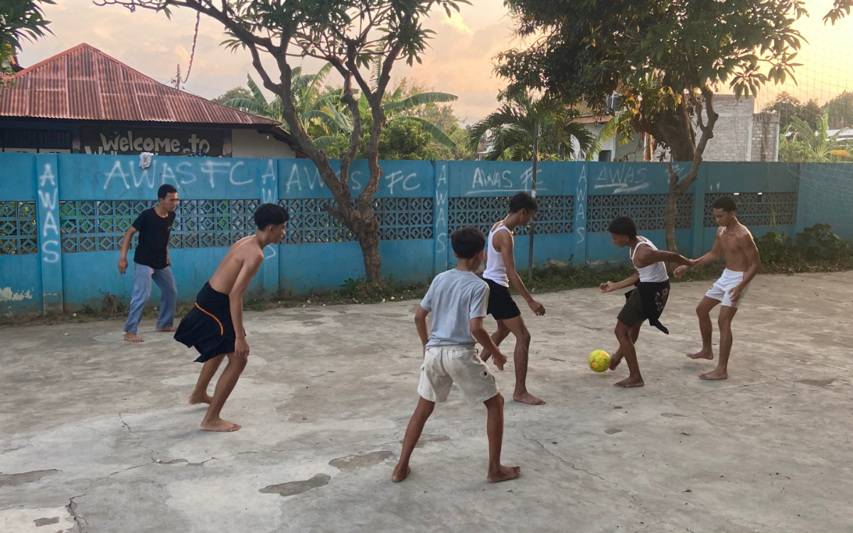 Fußball mit den Jungs im Kinderheim (Foto: EMS/Bottenberg)