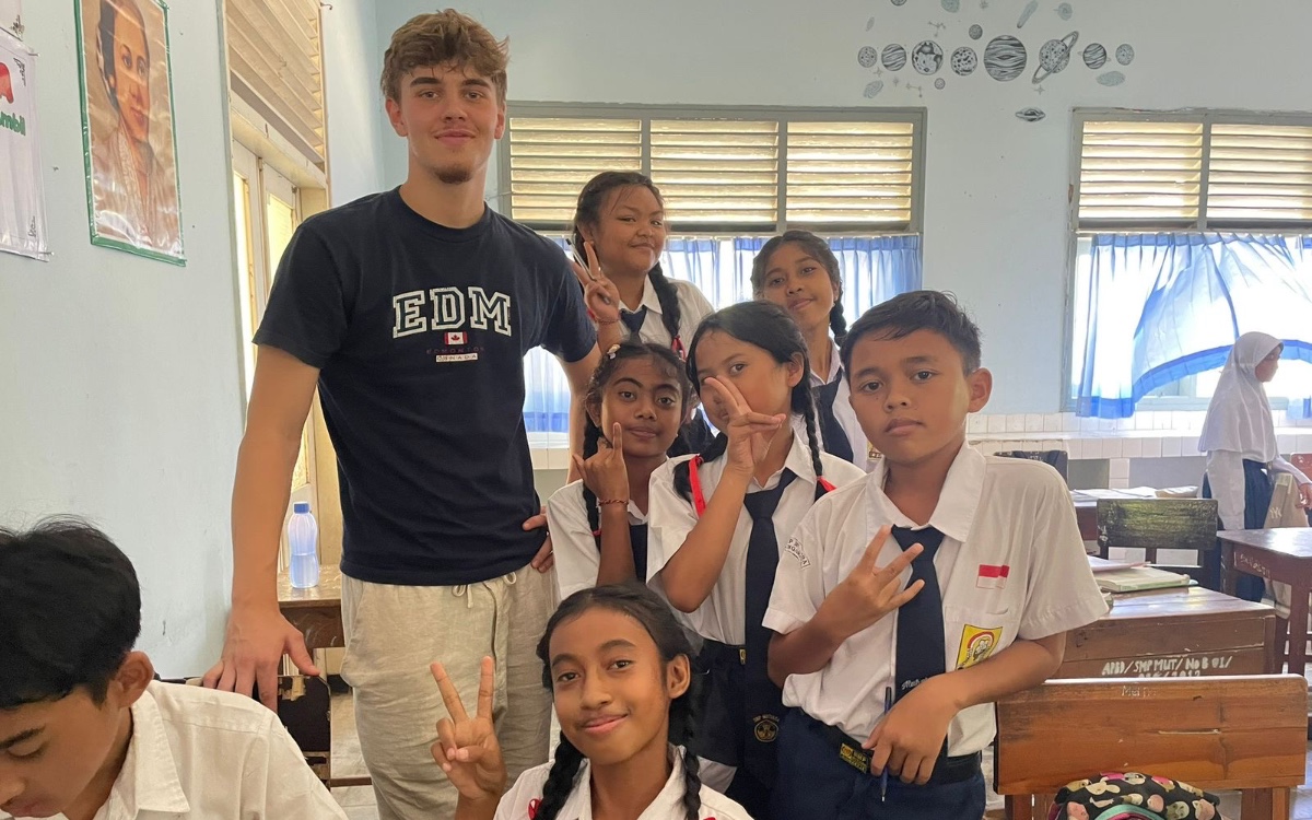 Unterricht in Klasse 7. Mit auf dem Foto sind Vira, Wisnu, Kerti, Kaila, Budi und Erni (Foto: EMS/ Bottenberg) Unterricht in Klasse 7. Mit auf dem Foto sind Vira, Wisnu, Kerti, Kaila, Budi und Erni (Foto: EMS/ Bottenberg)