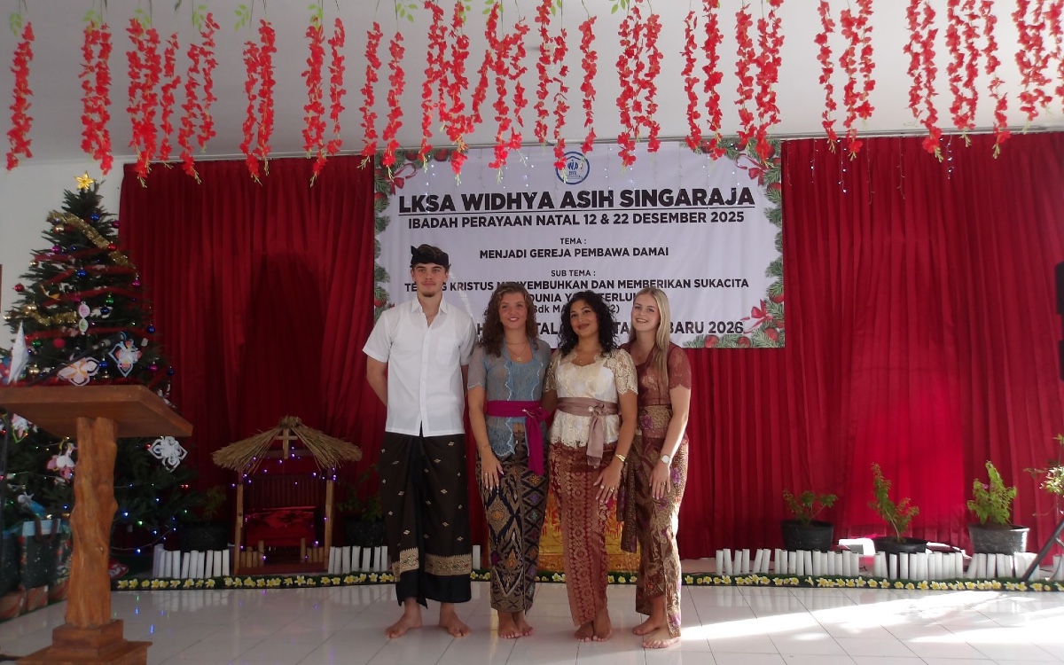 Weihnachten in traditioneller balinesischer Kleidung mit Gwenn, Aylin und Fleur (Foto: EMS/ Bottenberg) Weihnachten in traditioneller balinesischer Kleidung mit Gwenn, Aylin und Fleur (Foto: EMS/ Bottenberg)