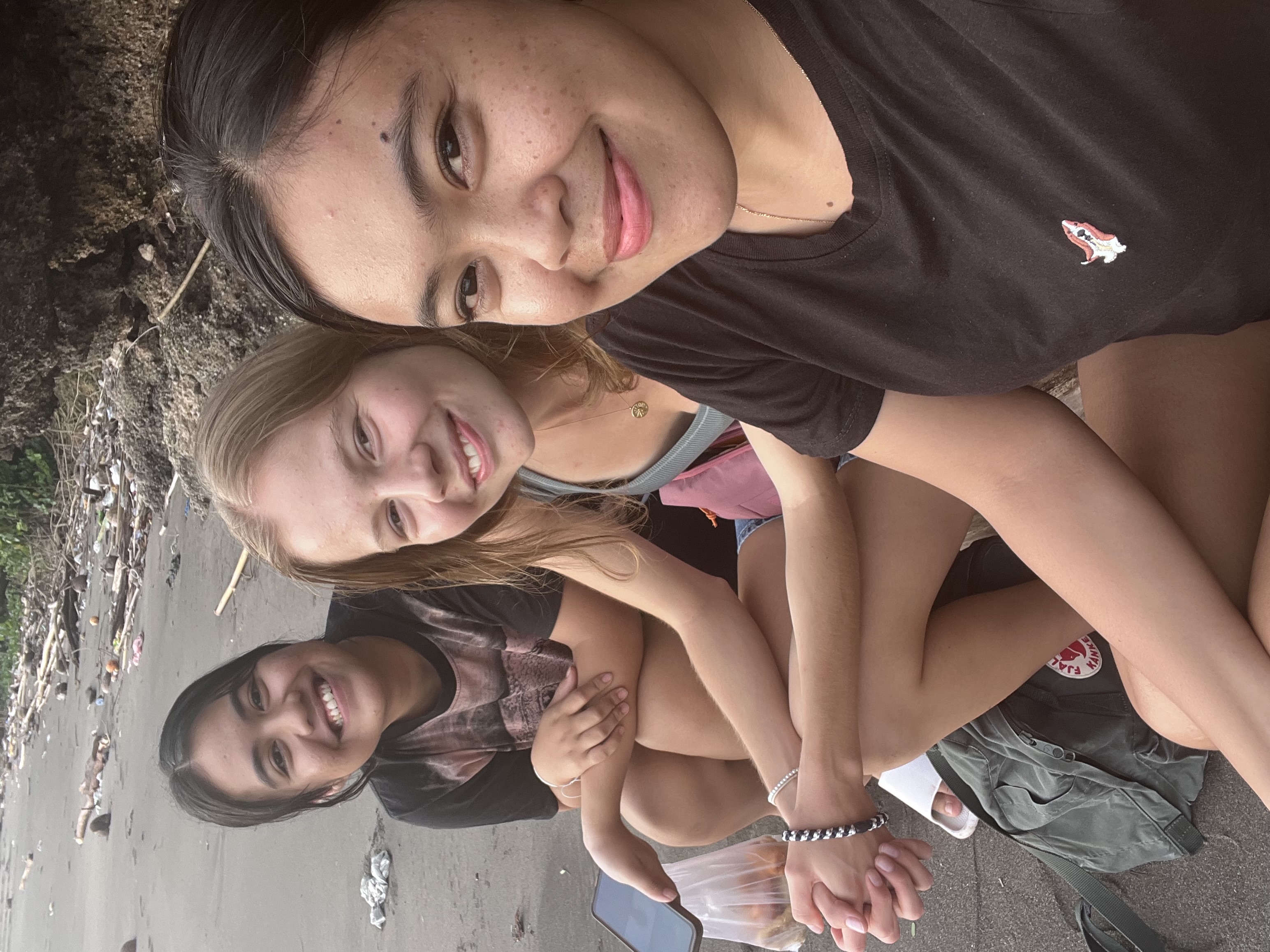 Sonnenuntergang in Melaya am Strand mit Bet und Lewi (Foto: EMS/Roth)