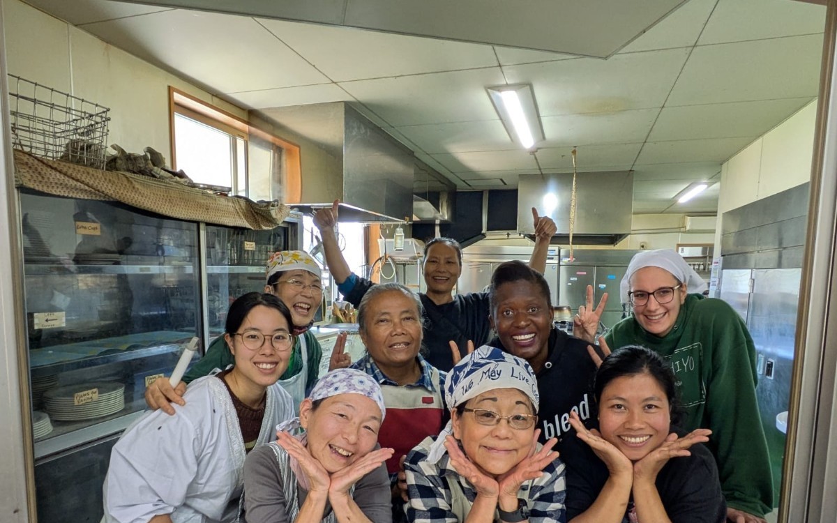 Das Küchenteam am Mittagessen kochen (Foto: EMS/Gruß)