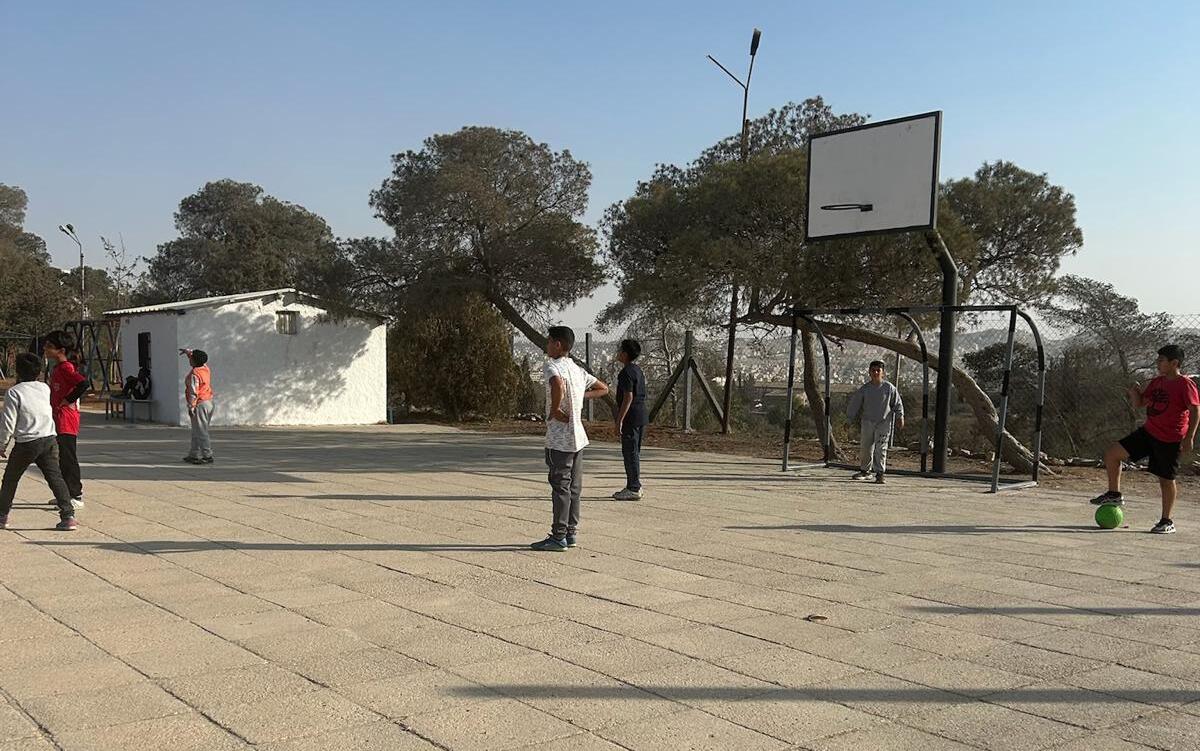 Fußballspielen mit den Kindern der TSS (Foto: EMS/Fernando)