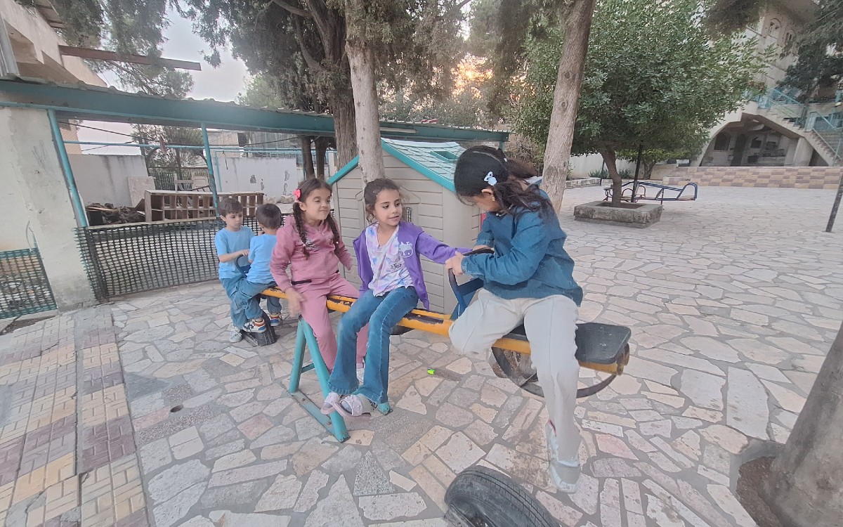 Die Wippe ist immer sehr beliebt, nicht nur zum wippen, sondern auch zum quatschen (Foto: EMS/Schmorrde)