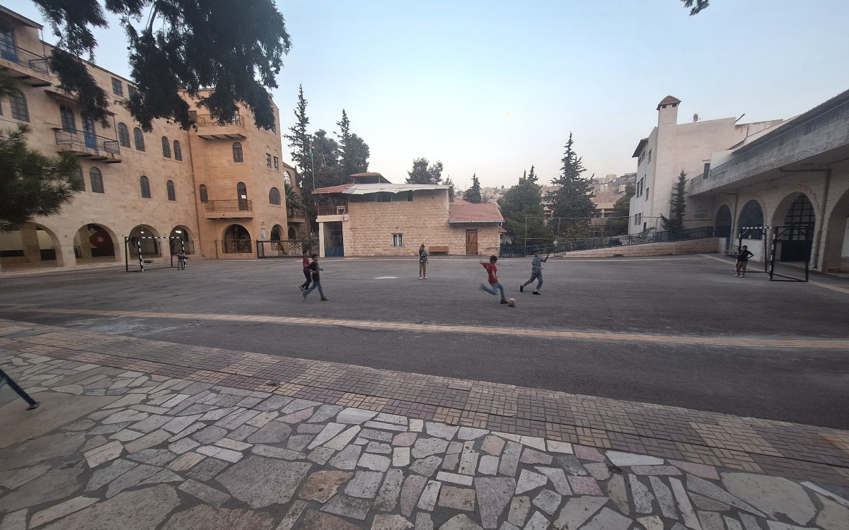 Die älteren Jungs beim Fußballspielen (Foto: EMS/Schmorrde)