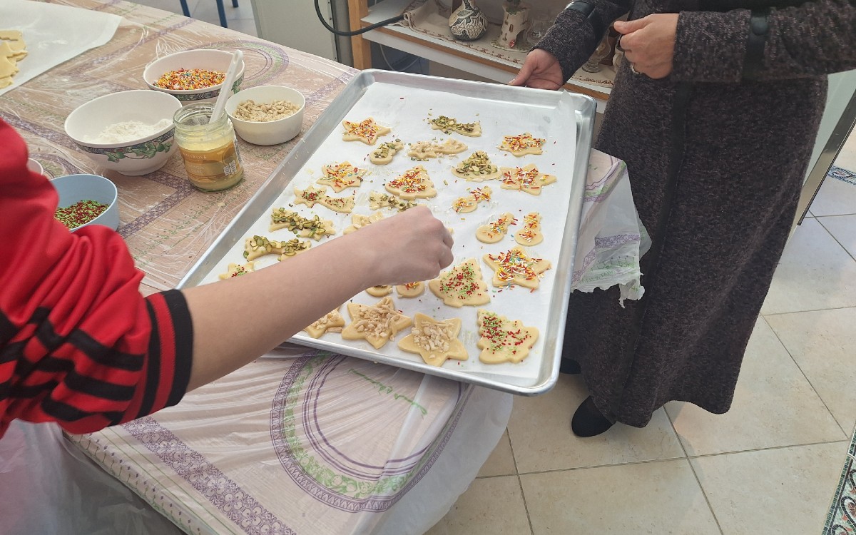 Plätzchen backen mit den Kindern (Foto: EMS/Schmorrde)