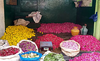 Auf dem Blumenmarkt in Madurai bei 41°C (Foto: EMS/Keller)