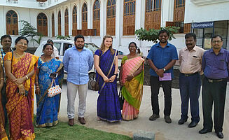 In schönen Sarees vor der Kirche (Foto: EMS/Rothermundt)