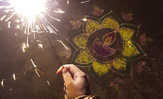 Diwali-Malerei vor Atchayas Haus (Foto: EMS/Hildenbrandt)