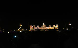 Der Mysore Palace wird immer zwischen 19 und 21 Uhr erleuchtet. (Foto: EMS/Hasting)
