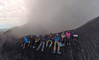 Unsere Gruppe am Vulkankrater des Dukono. (Foto: EMS/Lang)
