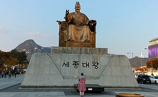 Das ist die Statue von König Sejong, welcher wegen seinen Bemühungen hoch angesehen ist. So beobachtete ich die Frau im Bild wie Sie sich mehrfach vor der Figur verbeugte. (Foto: EMS/Zobel)