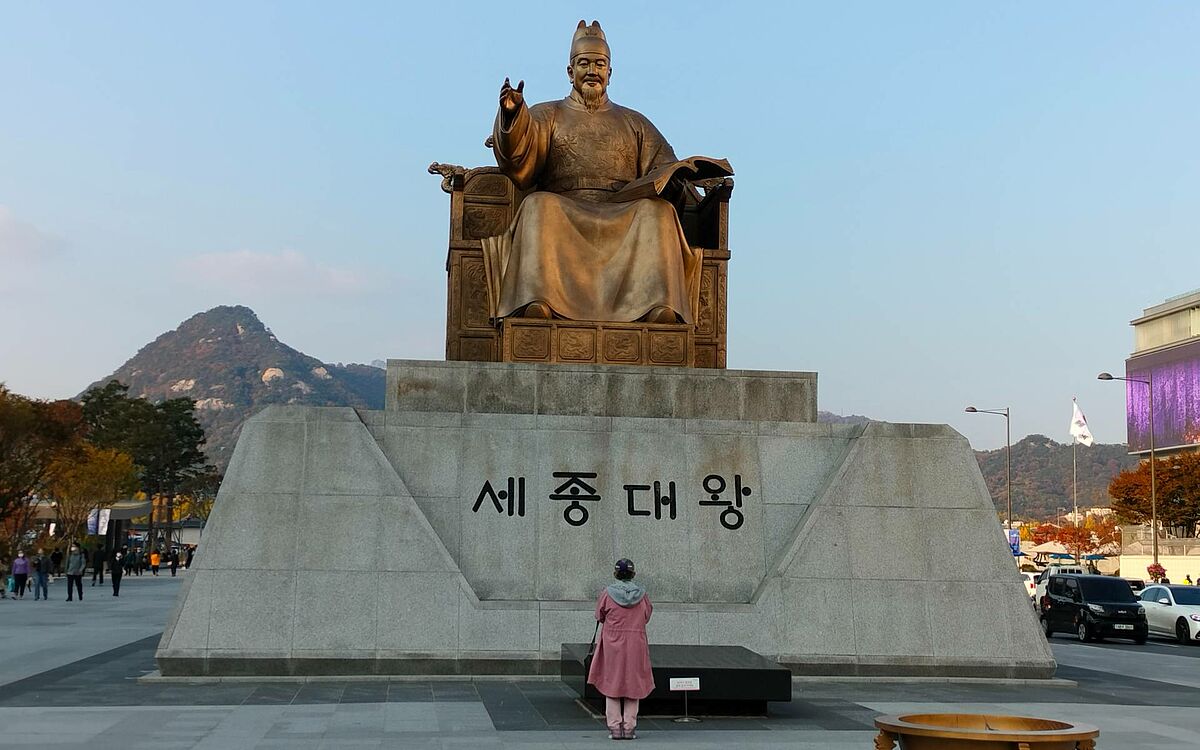 Das ist die Statue von König Sejong, welcher wegen seinen Bemühungen hoch angesehen ist. So beobachtete ich die Frau im Bild wie Sie sich mehrfach vor der Figur verbeugte. (Foto: EMS/Zobel)