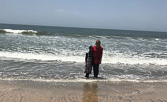 Kalaiselvi und ich am Strand in Kannur (Foto: EMS/Hölscher)