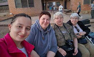 Karin, Ilse, Grandma and I in Mole National Park (Foto: EMS/Cattarin)