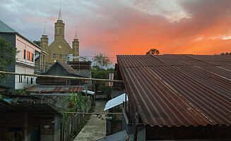 Ein wunderschöner Sonnenaufgang in meiner neuen Heimat Mamasa (Foto: EMS/Pietras)