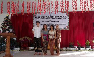 Weihnachten in traditioneller balinesischer Kleidung mit Gwenn, Aylin und Fleur (Foto: EMS/ Bottenberg)