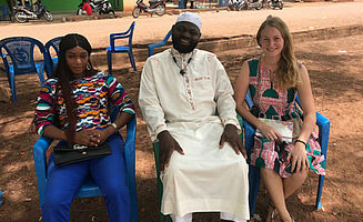 Ganz links seht ihr Claudette (eine sehr gute Freundin), in der Mitte mein Interview-Partner Abu Dujana und ganz rechts seht ihr mich. Das Bild wurde während des Interviews gemacht. (Foto: EMS/Trefz)