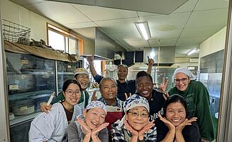 Das Küchenteam am Mittagessen kochen (Foto: EMS/Gruß) Das Küchenteam am Mittagessen kochen (Foto: EMS/Gruß)