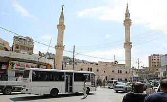 Ein Bus vor der Husseini Moschee im Zentrum Ammans (Foto: EMS/Kollert)