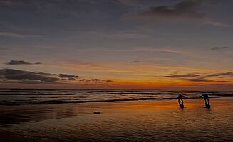 Unser erste Sonnenuntergang auf Bali am Meer. (Foto: EMS/Helly)