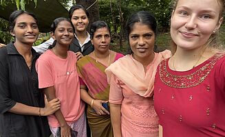  Foto mit einigen Mädchen und Frauen aus dem Hostel. (Foto: EMS/Oellig)