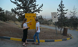 Felix und ich beim Entziffern eines Schildes auf dem TSS-Gelände (Foto: EMS/Schnotz)