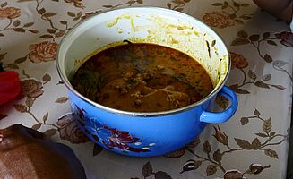 Konkonte mit palm nut soup (Schmeckt besser, als es aussieht)(Foto: EMS/Bayreuther)