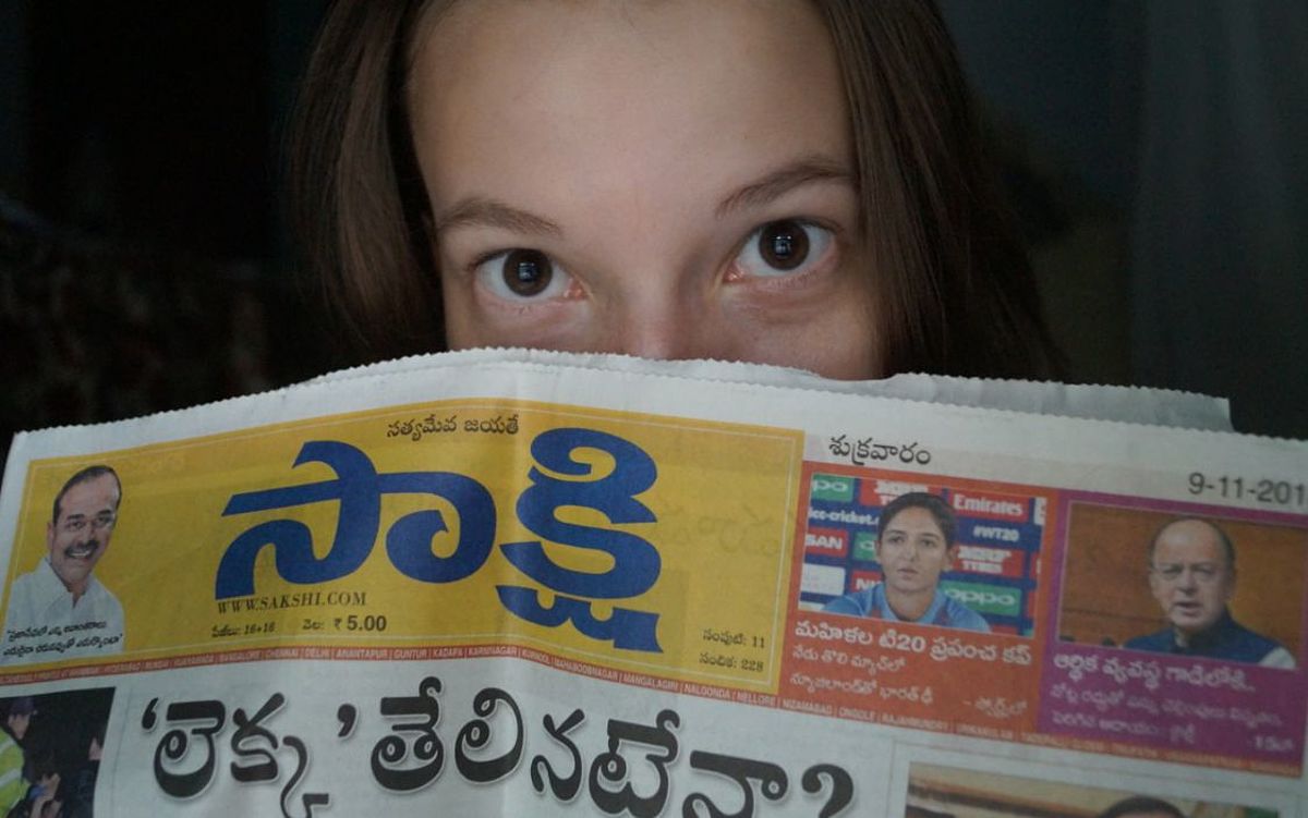 Zeitung lesen: der Versuch, gleichzeitig Buchstaben, Vokabeln und das Zeitgeschehen zu lernen (Foto: EMS/Gieseke)