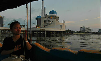 Meri und ich genossen die Bootsfahrt in vollen Zügen. Neben "Despacito" ist der Gesang des Muezzins 4x am Tag überall zu hören - sowohl in Makassar als auch in Mamasa. (Foto: EMS/Kleinschmidt)