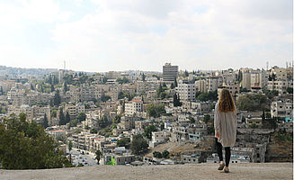 Auf dem Weg zur Sprachschule mit faszinierendem Blick über das Häusermeer von Amman - samt Grün! (Foto: EMS/Kollert)