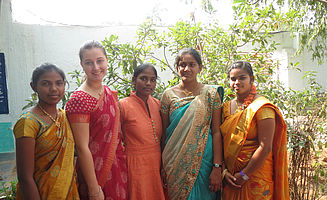 "Meine" College-Mädels und ich im Sari letzte Woche beim Erntedank-Fest in der Kirche. Mittlerweile sind sie gute Freundinnen von mir geworden. (Foto: EMS/Schmid)