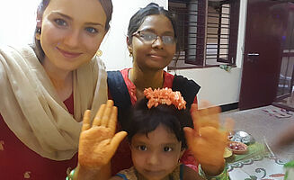 Swetha, Sandra und ich beim Wedding Bath (Foto: EMS/Rothermundt)
