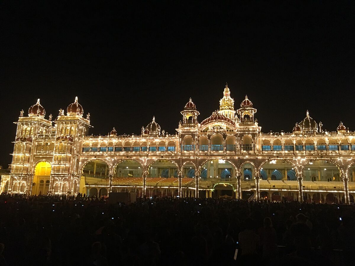 Der Mysore Palace beleuchtet bei Nacht. (Foto: EMS/Schupp)