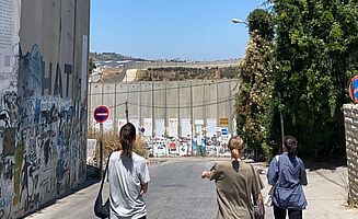 Der Weg von Bethlehem nach Jerusalem: Entlang der Mauer und durch den Checkpoint (Foto: EMS/Feick)