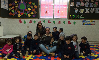 Ich mit den Kindern der KG1 und ihrer Erzieherin Miss Renate (Foto: EMS/Schiller)