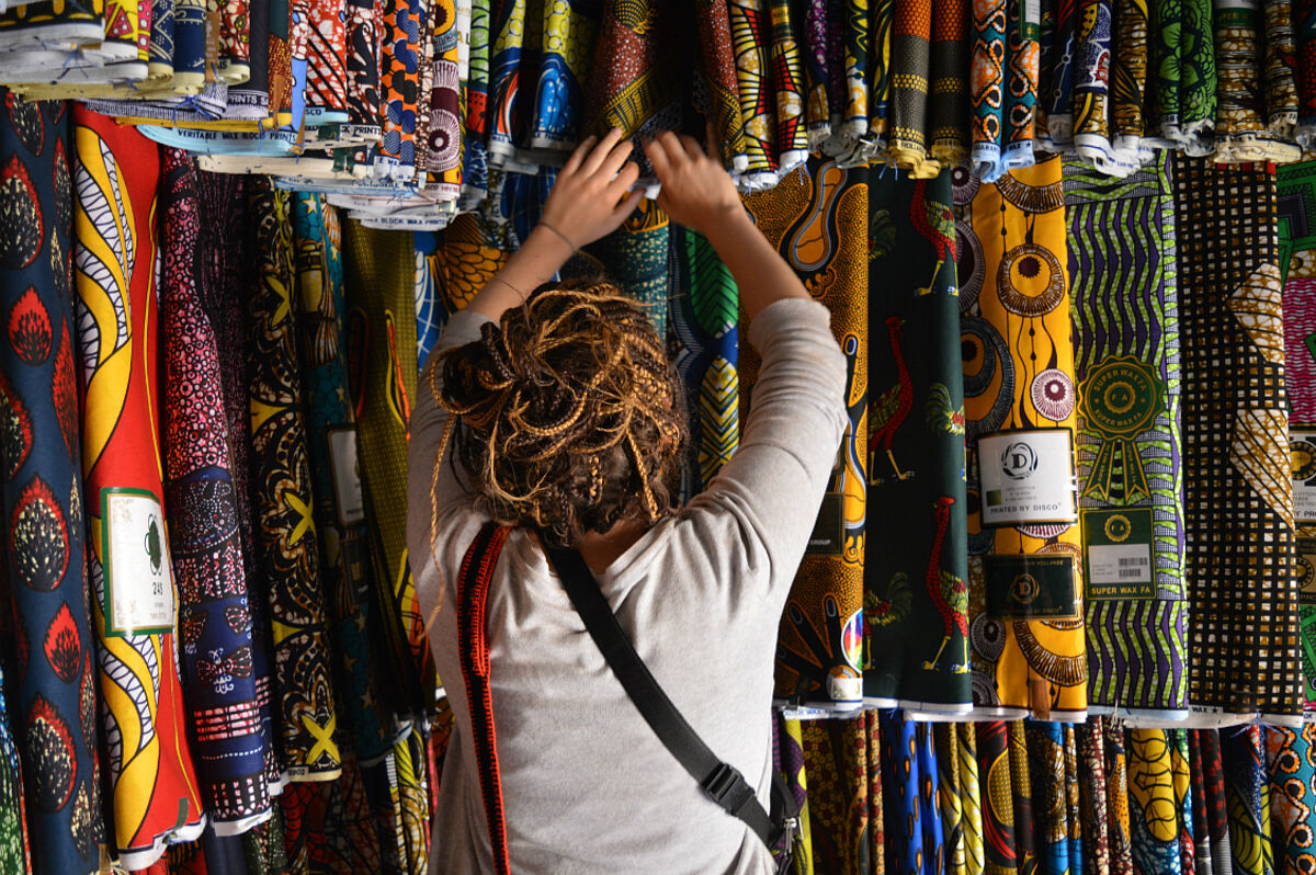 Auf dem Stoffmarkt gibt es eine unzählige Auswahl an Stoffen. (Foto: EMS/Knapmeyer) Auf dem Stoffmarkt gibt es eine unzählige Auswahl an Stoffen. (Foto: EMS/Knapmeyer)