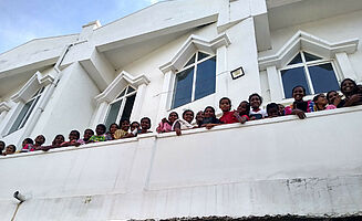 Die jüngeren Mädchen meiner alten Einsatzstelle (Klasse 3 – 8) haben sich vor der Kirche am Girl Child Sunday aufgereiht (Foto: EMS/Keller)