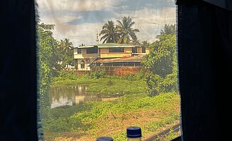 Blick aus dem Zug bei meiner ersten Ankunft in Kerala (Foto: EMS/Oellig)