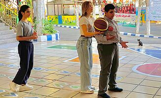 Sportunterricht mit zwei blinden Kindern aus der 6. Klasse (Foto: EMS/Ziemann)